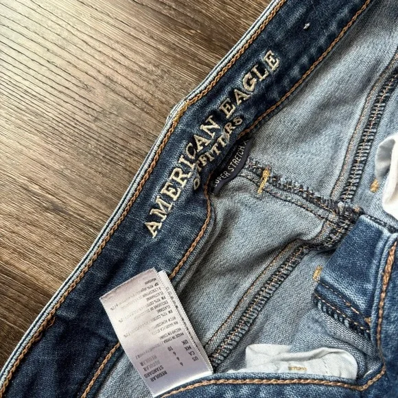 American Eagle Women's Distressed Blue Jeans, size 6 - Picture 3 of 3
